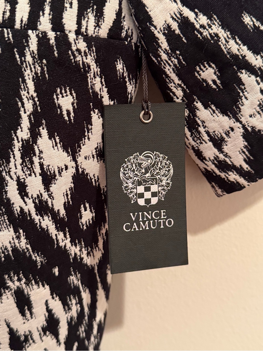 Vince Camuto Black & White Ikat Short Sleeve Semi-Cropped Zip Blazer Jacket - Picture 4 of 6